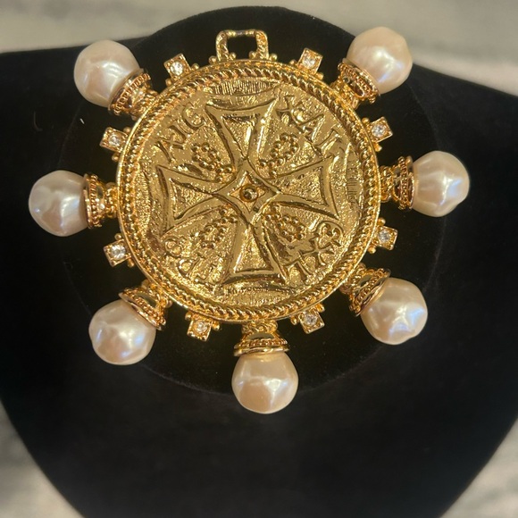 KJL for Avon Gold and Pearl Pendant - Picture 2 of 10